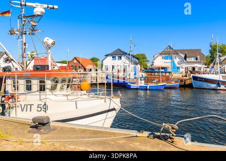 HAFEN VITTE, INSEL HIDDENSEE - 30. MAI 2018: Fischerboote im Hafen Vitte an sonnigen schönen Tagen. Es ist eine autofreie Insel in der Ostsee, gelegen wir Stockfoto