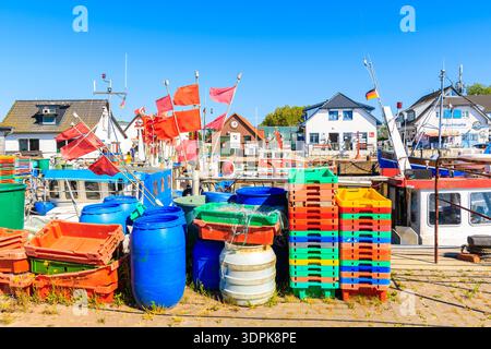 HAFEN VITTE, INSEL HIDDENSEE - 30. MAI 2018: Fischerboote im Hafen Vitte an sonnigen schönen Tagen. Es ist eine autofreie Insel in der Ostsee, gelegen wir Stockfoto