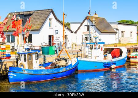 HAFEN VITTE, INSEL HIDDENSEE - 30. MAI 2018: Fischerboote im Hafen Vitte an sonnigen schönen Tagen. Es ist eine autofreie Insel in der Ostsee, gelegen wir Stockfoto
