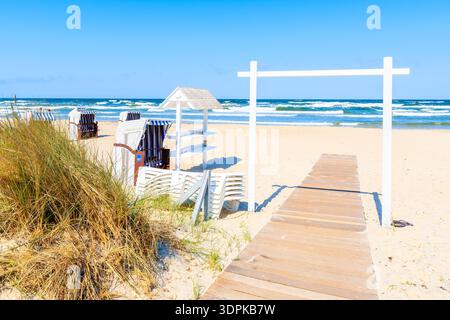 Eingang und Weg zum Sandstrand in Gohren, Insel Rügen, Ostsee, Deutschland. Stockfoto