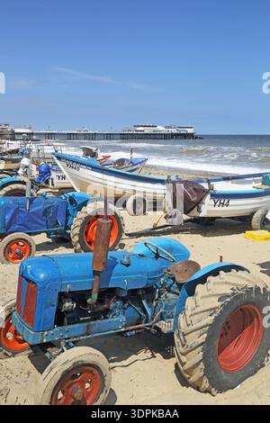 Angelboote/Fischerboote am Strand von der Küstenstadt Cromer an der Küste von norfolk Stockfoto
