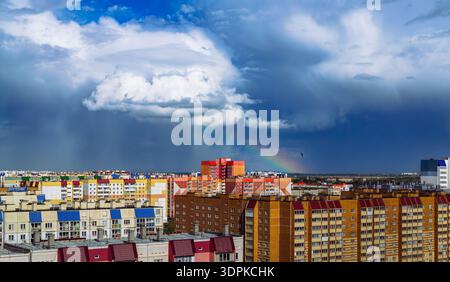 Erstaunliche bewölkte Landschaft über mehrfarbigen Wohngebäuden Stockfoto