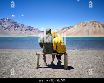 Junges verliebtes Paar genießt den friedlichen Panoramablick auf einen türkisfarbenen See in den Anden, Argentinien. Stockfoto