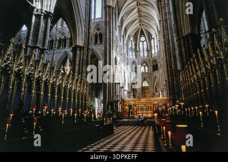 Innenansicht der Westminster Abbey in Westminster, London, England, mit gotischer Architektur und historischem religiösem Erbe. Stockfoto