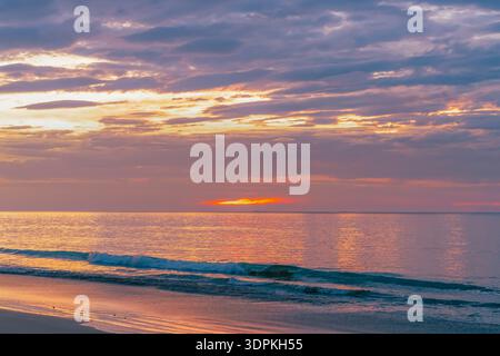 Meerlila Sonnenuntergang in Thailand auf der Andamanensee, Meerblick vom Sandstrand Stockfoto