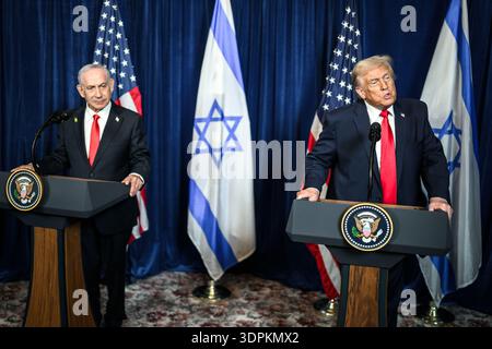 Präsident Donald Trump nimmt an einer bilateralen Pressekonferenz mit dem israelischen Premierminister Benjamin Netanjahu am Montag, 29. Dezember 2025, Teil. Stockfoto
