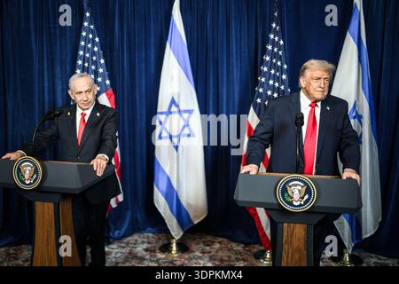 Präsident Donald Trump nimmt an einer bilateralen Pressekonferenz mit dem israelischen Premierminister Benjamin Netanjahu am Montag, 29. Dezember 2025 Teil Stockfoto