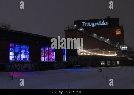 Tallinn, Estland in einer dunklen, schneebedeckten Nacht Stockfoto