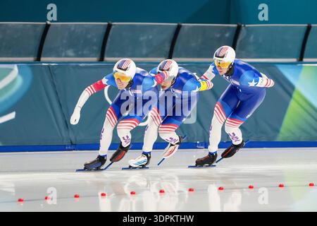 MAILAND, ITALIEN - 15. FEBRUAR: Casey Dawson aus den Vereinigten Staaten von Amerika, Emery Lehman aus den Vereinigten Staaten von Amerika, Ethan Cepuran aus den Vereinigten Staaten von Amerika während des Speed Skating Men's Teams verfolgen Viertelfinale der Olympischen Winterspiele von Milano Cortina 2026 in der Milano Speed Skating Arena am 15. Februar 2026 in Mailand (Foto: Andre Weening/Orange Pictures) Stockfoto