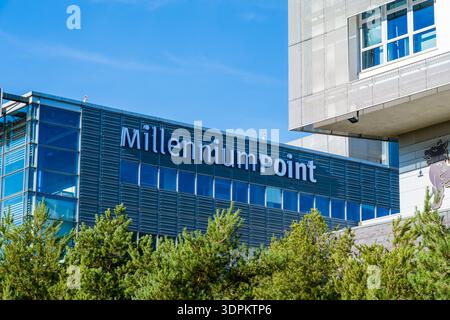 Birmingham, Großbritannien - 14. Februar 2026: Seitliche Beschilderung zum Millennium Point, im Konferenzzentrum der Stadt Stockfoto