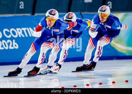 Ethan Cepuran aus den Vereinigten Staaten von Amerika und Casey Dawson aus den Vereinigten Staaten von Amerika und Emery Lehman aus den Vereinigten Staaten von Amerika, die im Speed Skating Men's Team am 9. Tag der Olympischen Winterspiele in Milano Cortina 2026 im Milano Speed Skating Stadium am 15. Februar 2026 in Mailand, Italien, antreten. (Quelle: Henk Jan Dijks/MTB-Photo/Alamy Live News) Stockfoto