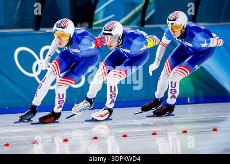 Ethan Cepuran aus den Vereinigten Staaten von Amerika und Casey Dawson aus den Vereinigten Staaten von Amerika und Emery Lehman aus den Vereinigten Staaten von Amerika, die im Speed Skating Men's Team am 9. Tag der Olympischen Winterspiele in Milano Cortina 2026 im Milano Speed Skating Stadium am 15. Februar 2026 in Mailand, Italien, antreten. (Quelle: Henk Jan Dijks/MTB-Photo/Alamy Live News) Stockfoto