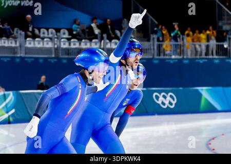Davide Ghiotto aus Italien und Andrea Giovannini aus Italien und Michele Malfatti aus Italien feiern Ethan, nachdem er am 9. Tag der Olympischen Winterspiele in Milano Cortina 2026 im Milano Speed Skating Stadium am 15. Februar 2026 in Mailand, Italien, im Viertelfinale des Speed Skating Teams teilgenommen hat. (Quelle: Henk Jan Dijks/MTB-Photo/Alamy Live News) Stockfoto