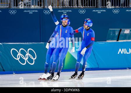 Davide Ghiotto aus Italien und Andrea Giovannini aus Italien und Michele Malfatti aus Italien feiern Ethan, nachdem er am 9. Tag der Olympischen Winterspiele in Milano Cortina 2026 im Milano Speed Skating Stadium am 15. Februar 2026 in Mailand, Italien, im Viertelfinale des Speed Skating Teams teilgenommen hat. (Quelle: Henk Jan Dijks/MTB-Photo/Alamy Live News) Stockfoto