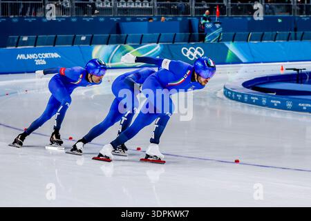 Davide Ghiotto (Italien) und Andrea Giovannini (Italien 2026) und Michele Malfatti (Italien) Ethan (Italien), die am 15. Februar 2026 in Mailand im Milano Speed Skating Stadion in Mailand im Viertelfinale antreten. (Quelle: Henk Jan Dijks/MTB-Photo/Alamy Live News) Stockfoto