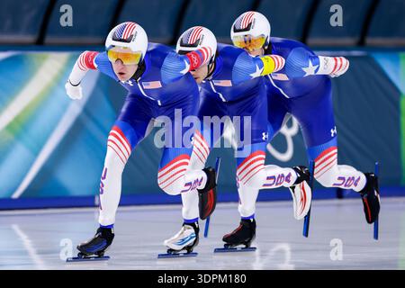 MAILAND, ITALIEN - 15. FEBRUAR: Ethan Cepuran aus den USA, Casey Dawson aus den USA, Emery Lehman aus den USA, bei den Olympischen Winterspielen 2026 in Milano Cortina am 15. Februar 2026 in Mailand, Italien. (Foto: Joris Verwijst/BSR Agency) Stockfoto