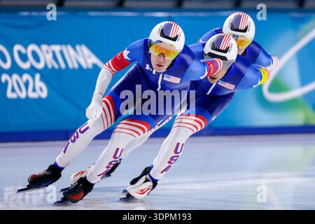 MAILAND, ITALIEN - 15. FEBRUAR: Ethan Cepuran aus den USA, Casey Dawson aus den USA, Emery Lehman aus den USA, bei den Olympischen Winterspielen 2026 in Milano Cortina am 15. Februar 2026 in Mailand, Italien. (Foto: Joris Verwijst/BSR Agency) Stockfoto