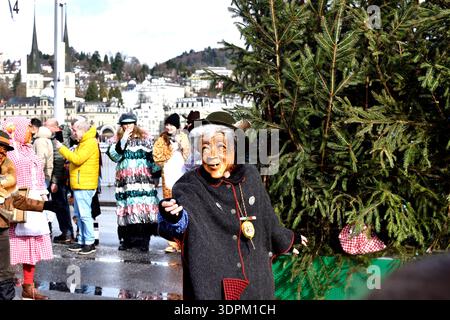 12. Februar 2026, Luzern, Schweiz Karneval in Luzern am Donnerstag, 12. Februar 2026: Farbenfrohe, detailreiche Kostüme und künstlerische Masken Stockfoto