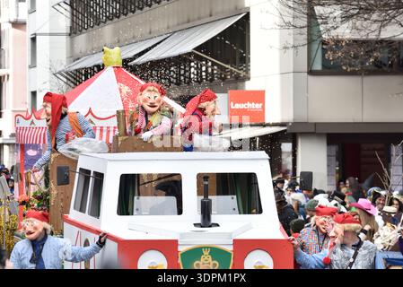 12. Februar 2026, Luzern, Schweiz Karneval in Luzern am Donnerstag, 12. Februar 2026: Farbenfrohe, detailreiche Kostüme und künstlerische Masken Stockfoto