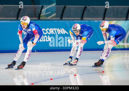 MAILAND, ITALIEN - 15. FEBRUAR: Casey Dawson aus den Vereinigten Staaten von Amerika, Emery Lehman aus den Vereinigten Staaten von Amerika, Ethan Cepuran aus den Vereinigten Staaten von Amerika während des Speed Skating Men's Teams verfolgen Viertelfinale der Olympischen Winterspiele von Milano Cortina 2026 in der Milano Speed Skating Arena am 15. Februar 2026 in Mailand (Foto: Andre Weening/Orange Pictures) Stockfoto