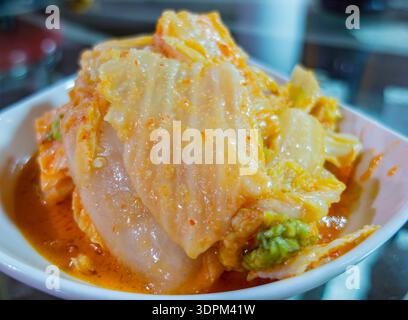 Frischer Kimchi in White Bowl mit roter Sauce in Taiwan Stockfoto