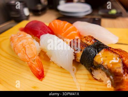 Köstliche Auswahl an Nigiri-Sushi mit Garnelen Stockfoto