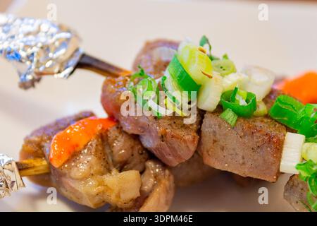 Frisch gegrillte Fleischspieße mit gehackten grünen Zwiebeln Stockfoto