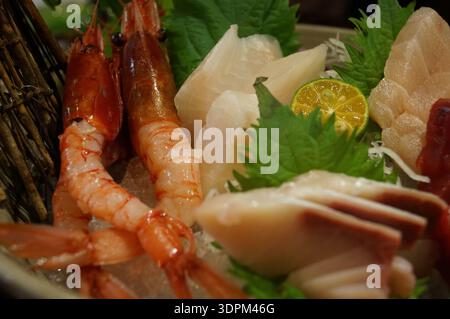 Gourmet-Sashimi-Platte mit Garnelen Stockfoto