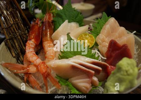Gourmet-Sashimi-Platte mit Garnelen Stockfoto
