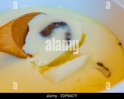 Dampfender Ei-Pudding mit Bambuslöffel in Taiwan Stockfoto