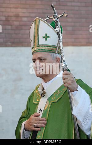 Ostia – Italien, 15. Februar 2026: Papst Leo XIV. Führt die Messe während seines ersten Besuchs in der Pfarrgemeinde Santa Maria Regina Pacis in Ostia, einer Küstenstadt 20 km von Rom entfernt. Stockfoto