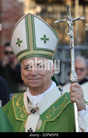 Ostia – Italien, 15. Februar 2026: Papst Leo XIV. Führt die Messe während seines ersten Besuchs in der Pfarrgemeinde Santa Maria Regina Pacis in Ostia, einer Küstenstadt 20 km von Rom entfernt. Stockfoto