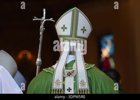 Ostia – Italien, 15. Februar 2026: Papst Leo XIV. Führt die Messe während seines ersten Besuchs in der Pfarrgemeinde Santa Maria Regina Pacis in Ostia, einer Küstenstadt 20 km von Rom entfernt. Stockfoto