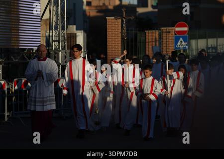 Gastgeber, Italien. Februar 2026. Ostia – Italien, 15. Februar 2026: Ankunft der Prozession. Papst Leo XIV. Führt die Messe bei seinem ersten Besuch in den Pfarrgemeinden Santa Maria Regina Pacis in Ostia, einer Küstenstadt 20 km von Rom entfernt. Quelle: Unabhängige Fotoagentur/Alamy Live News Stockfoto