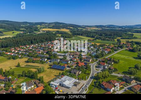 Blick von oben auf das Dorf Ascha in Niederbayern am Fuße des Bayerischen Waldes Stockfoto