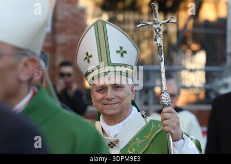 Gastgeber, Italien. Februar 2026. Ostia – Italien, 15. Februar 2026: Papst Leo XIV. Führt die Messe während seines ersten Besuchs in der Pfarrgemeinde Santa Maria Regina Pacis in Ostia, einer Küstenstadt 20 km von Rom entfernt. Quelle: Unabhängige Fotoagentur/Alamy Live News Stockfoto