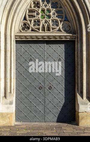 Antike Metalltür mit gotischen Steinwerkzeugen in der St. Barbaras Kirche in Krakau Stockfoto