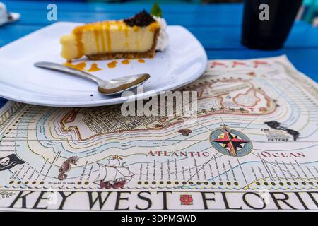 Ein Stück Key Lime Pie serviert auf einem Key West Karte Tischset Stockfoto