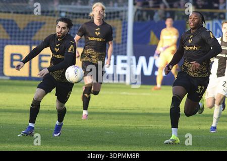 Parma, Italien. Februar 2026. Suat Serdar von Hellas Verona FC und Armel Bella-Kotchap von Hellas Verona FC während Parma Calcio gegen Hellas Verona, 25° Serie A Enilive 2025-26 Spiel im Ennio Tardini Stadion in Parma (PR), Italien, am 15. Februar 2026. Quelle: Unabhängige Fotoagentur/Alamy Live News Stockfoto