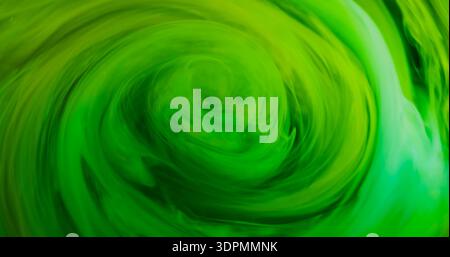 Wirbel malen. Grüner Dralldampf. Unschärfe blaue Farbe Glitzer Acrylrauch Runde Textur Twirl auf abstraktem hellen Hintergrund. Stockfoto