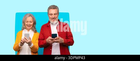 Glückliches Paar, das Smartphones zusammen in einer hellen Umgebung nutzt und gleichzeitig die Gesellschaft des anderen genießt Stockfoto