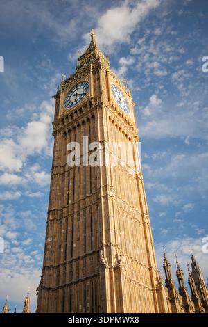 London, Vereinigtes Königreich - 19. Mai 2025: Vertikales Denkmal von Big Ben in British Westminster. Uhrenturm tagsüber in England. Stockfoto