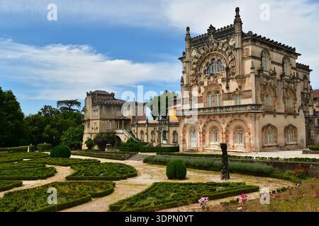 Die Südfassade des Palastes im Neo-Manuelinstil im Zentrum des Bucaco-Waldes in Portugal Stockfoto