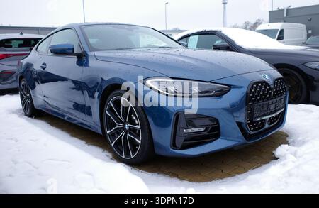 Wardenburg, Deutschland - 6. Februar 2026 Ein BMW 420 Coupé aus Metall in dunkelblauem Metallic-Design parkt im Schnee Stockfoto