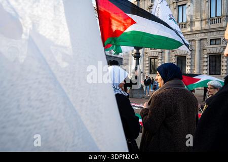 Mailand, Italien. Februar 2026. Präsidium Pro-Palästina gegen Völkermord und das italienische " DDL (Drecrre Law) Romeo " für Rechte, Freiheit und Gerechtigkeit des palästinensischen Volkes und in Solidarität mit dem Sonderberichterstatter für Palästina bei der UN Francesca Albanese . Mialn, Italien - 15. Februar 2026. Quelle: Uara/Alamy Live News Stockfoto