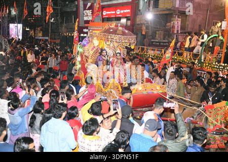 PATNA, INDIEN – 15. FEBRUAR: Gläubige, die während des Maha Shivratri Mahotsav im Tempel Khajpura Shiv am 15. Februar 2026 in Patna, Indien, eine heilige Prozession ausführten. Das Hindu-Festival ist Lord Shiva und Göttin Parvati gewidmet und symbolisiert ihre göttliche vereinigung und das Gleichgewicht von männlichen und weiblichen Energien. Auf Shivratri besuchen Gläubige Tempel, Gebete und Fasten. Es wird auch vermutet, dass Lord Shiva in dieser heiligen Nacht den kosmischen Tanz der Tandav-Schöpfung und Zerstörung aufführte. Foto: Santosh Kumar/Hindustan Times der BJP-Präsident Nitin Nabin besucht Maha Shivratri Maho Stockfoto