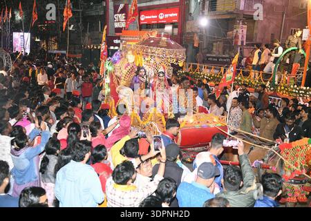 PATNA, INDIEN – 15. FEBRUAR: Gläubige, die während des Maha Shivratri Mahotsav im Tempel Khajpura Shiv am 15. Februar 2026 in Patna, Indien, eine heilige Prozession ausführten. Das Hindu-Festival ist Lord Shiva und Göttin Parvati gewidmet und symbolisiert ihre göttliche vereinigung und das Gleichgewicht von männlichen und weiblichen Energien. Auf Shivratri besuchen Gläubige Tempel, Gebete und Fasten. Es wird auch vermutet, dass Lord Shiva den kosmischen Tanz der Tandav-Schöpfung und Zerstörung in dieser heiligen Nacht aufführte. (Foto: Santosh Kumar/Hindustan Times/SIPA USA ) Stockfoto