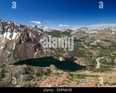 Blick auf den Ellery Lake von den Hängen des Tioga Peak mit Blick auf Yosemite an einem Sommertag in den hohen Sierras Stockfoto