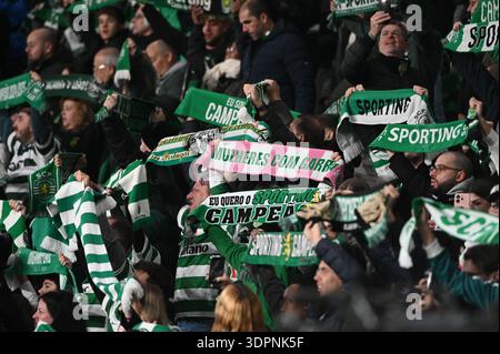 Lissabon, Portugal. 15. Februar 2026. Die Fans bejubeln das Team beim Sporting CP gegen den FC Famalicao am 22. Spieltag der Liga Portugal im Estadio Jose Alvalade in Lissabon. Quelle: Ricardo Rocha / Alamy Live News Stockfoto