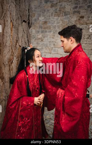 Interrassisches Paar feiert traditionelle chinesische Hochzeit mit Hanfu Stockfoto